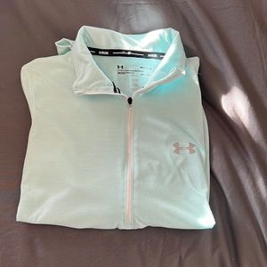 I’m selling a half zip Under armour size medium shirt.